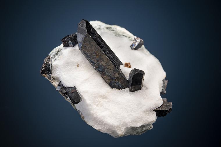 NEPTUNITE with JOAQUINITE-(Ce)